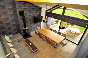 een woonkamer met een tafel en stoelen bij Westwood Lodge in Much Wenlock