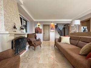 a living room with a couch and a fireplace at Suuyla Kazdagları in Edremit