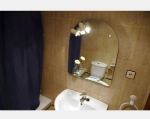 y baño con lavabo y espejo. en Apartamentos Taravilla P26, en Puerto de Mazarrón