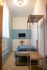Le Camere di Olivia في رافينا: غرفة نوم بسرير مظلة وتلفزيون