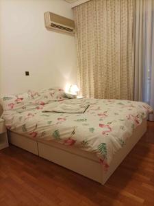 1 dormitorio con cama con edredón blanco y adornos navideños en Spacious Double room in the Center of Athens en Athens