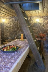 una mesa con un plato de fruta en una mesa en Guest House Ružciems, en Lamiņi