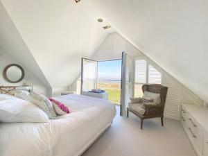 Cama o camas de una habitación en Spinneys Beachfront home, Indoor Pool UK-Vacations