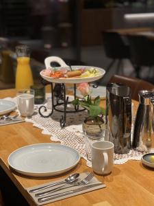 een tafel met een bord eten erop bij BrimiBue Hotel in Lom