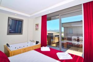 Postel nebo postele na pokoji v ubytování Villa Talia Kaş Doğa İçinde Jakuzili Havuzlu + 24 fotografií