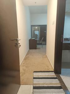 een open deur naar een kamer met een gang bij 1 BHK fully furnished apartment in Dubai