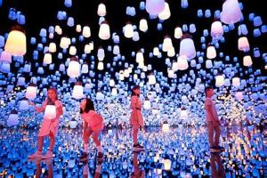 un gruppo di persone in piedi in una stanza con luci di NEW!! 浅草 スカイツリー近く 貸切最大5人 東京観光に最適 無料WiFi a Tokyo