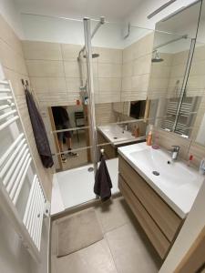 La salle de bains est pourvue de 2 lavabos et d'une douche. dans l'établissement Sol-y-Days le Cormoran appartement vue sur port de plaisance, au Grau-du-Roi