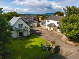 - une vue aérienne sur une maison avec une cour dans l'établissement Sandown House, à Nairn