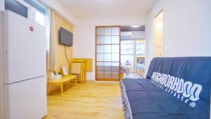 Zimmer mit einem Bett mit blauer Decke in der Unterkunft CowCow Hotel Shinjuku in Tokio