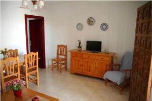 Telewizja i/lub zestaw kina domowego w obiekcie Apartamentos los Boliches