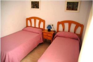 Łóżko lub łóżka w pokoju w obiekcie Apartamentos los Boliches