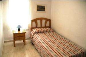 Łóżko lub łóżka w pokoju w obiekcie Apartamentos los Boliches