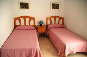 Łóżko lub łóżka w pokoju w obiekcie Apartamentos los Boliches