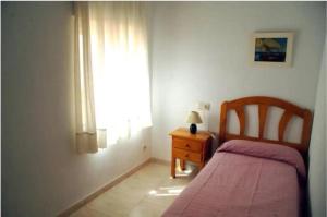 Łóżko lub łóżka w pokoju w obiekcie Apartamentos los Boliches