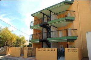budynek z balkonami z boku w obiekcie Apartamentos los Boliches w mieście Puerto de Mazarrón