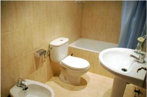 Łazienka w obiekcie Apartamentos los Boliches