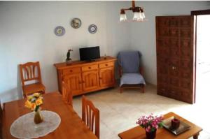 Telewizja i/lub zestaw kina domowego w obiekcie Apartamentos los Boliches