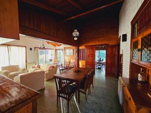 Chalet Araceli في بينامار: غرفة معيشة مع طاولة وأريكة