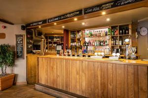 un bar con molto alcol sul bancone di The Collyweston Slater a Collyweston