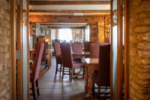 uma sala de jantar com mesa e cadeiras em The Collyweston Slater em Collyweston