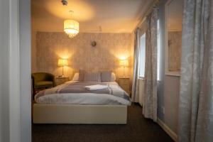 A bed or beds in a room at The Collyweston Slater
