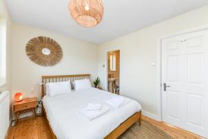 una camera con letto bianco e specchio di Beautiful stay next to lakes and river a Nottingham