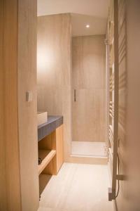 een badkamer met een inloopkast en een glazen deur bij Luxury and Design Perfect Apt Mouffetard 5th in Parijs