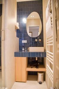 een badkamer met een wastafel en een spiegel bij Luxury and Design Perfect Apt Mouffetard 5th in Parijs