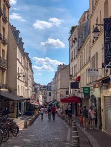 un grupo de personas caminando por una calle en una ciudad en Luxury and Design Perfect Apt Mouffetard 5th, en París
