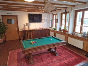 Biliár nebo kulečník v ubytování Hôtel Restaurant du Marchairuz