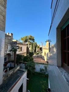 un balcone con vista su un cortile. di 4BHouse-Appartamenti liberty in centro a Lecce a Lecce