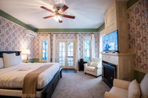um quarto com uma cama e uma ventoinha de tecto em The Primrose em Bar Harbor