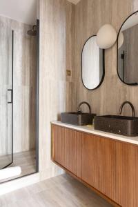 een badkamer met 2 wastafels en een spiegel bij Sumptuous flat for 6 people Etoile in Parijs