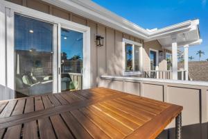 eine Terrasse mit einem Holztisch auf einem Haus in der Unterkunft The Zen Den Your Luxury Vacay Awaits in San Diego