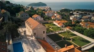 - une vue aérienne sur un village avec une grande maison dans l'établissement Palace Natali, à Dubrovnik