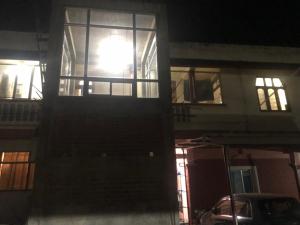 ein Gebäude mit einem Licht im Fenster in der Nacht in der Unterkunft THE Pi HOMESTAY IMPHAL MANIPUR in Imphal
