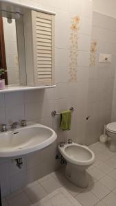 a bathroom with a sink and a toilet at Casa Reggiana in Reggio Emilia