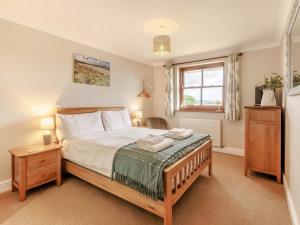 um quarto com uma cama grande e uma janela em 3 Bed in Appledore 00851 em Appledore