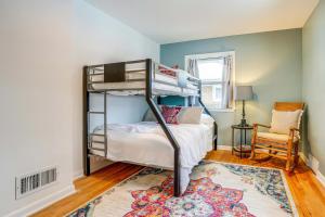 sypialnia z 2 łóżkami piętrowymi i dywanem w obiekcie Wicks Home - Desirable Neighborhood Near Downtown home w mieście Kalamazoo