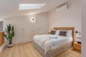 1 dormitorio con 1 cama grande y armarios blancos en Marconia Boutique Residence, en L'Estartit