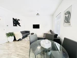 a living room with a glass table and a couch at 2 Bed Apartment next to Finsbury Park Station! (C) in London