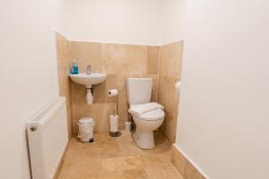 a bathroom with a toilet and a sink at Newly renovated 3 bed Tarvin home close to Chester -sleeps up to 11 in Tarvin