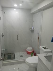 壹家民宿Basement1 في ماركهام: حمام مع دش مع مرحاض ومغسلة