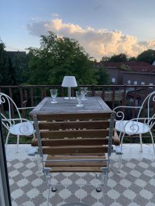 una mesa de madera con gafas y una lámpara en el patio en Gr Wohnung mit 3 sep Schlafzimmern, en Bremen
