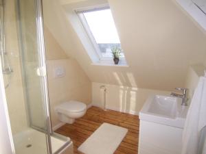 baño con aseo y lavabo y ventana en Gr Wohnung mit 3 sep Schlafzimmern, en Bremen