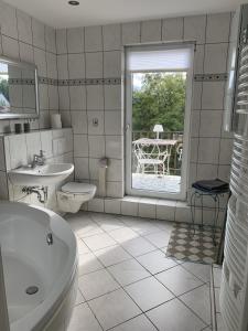 łazienka z umywalką, toaletą i oknem w obiekcie Gr Wohnung mit 3 sep Schlafzimmern w Bremie