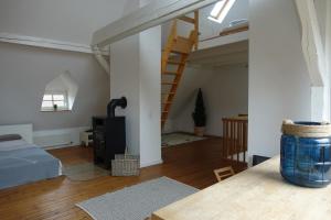 Habitación con altillo, escalera y cama en Gr Wohnung mit 3 sep Schlafzimmern en Bremen