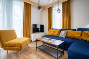 un soggiorno con divano blu e TV di Czarny Baran a Zakopane