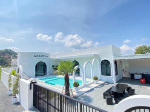 uma villa com uma piscina numa varanda em Grandiva Khanom Pool Villa แกรนดิวา ขนอม พูลวิลล่า em Khanom